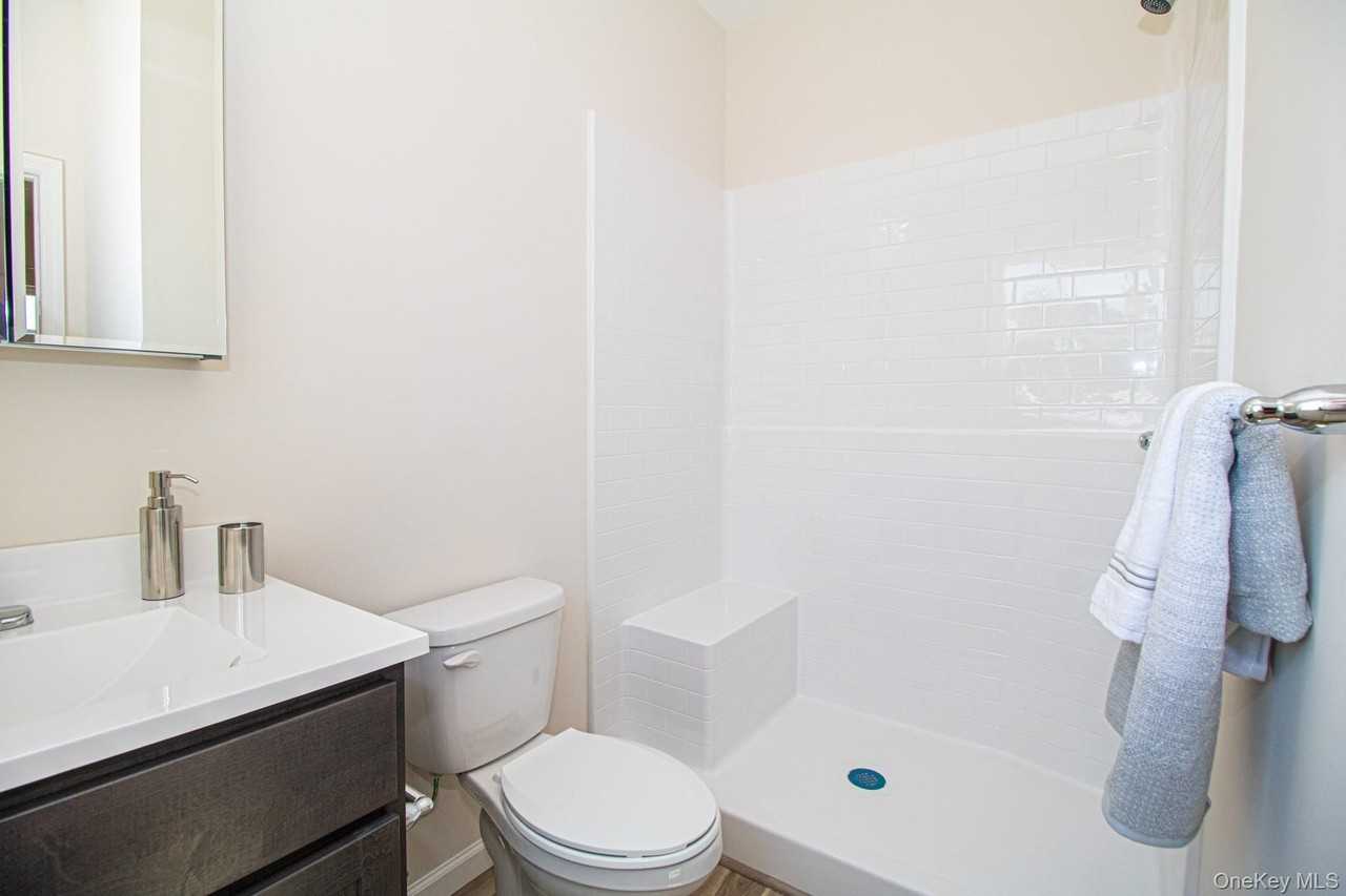 111 Ashley Court Avenue - Photo 4 of 26