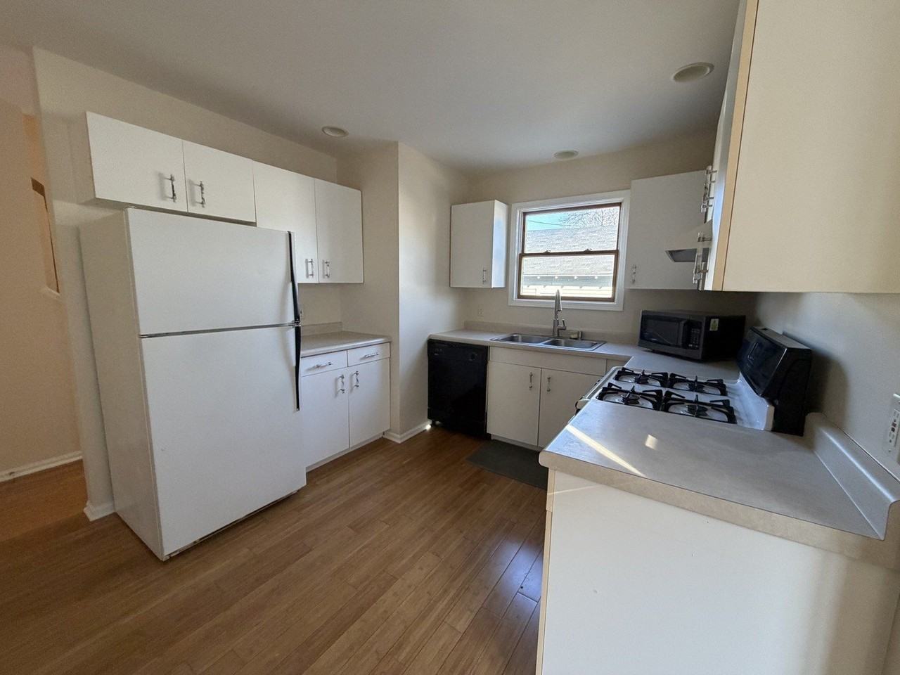 411 Richards St - Photo 7 of 21