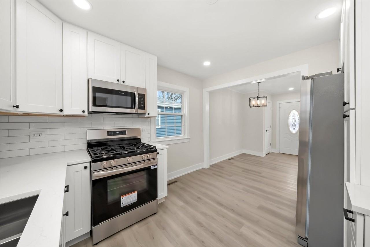 7318 W 113th St - Photo 3 of 17