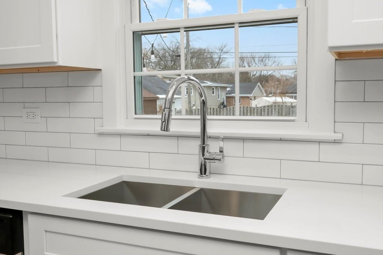 7318 W 113th St - Photo 4 of 17