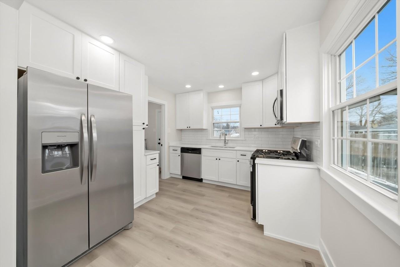 7318 W 113th St - Photo 5 of 17