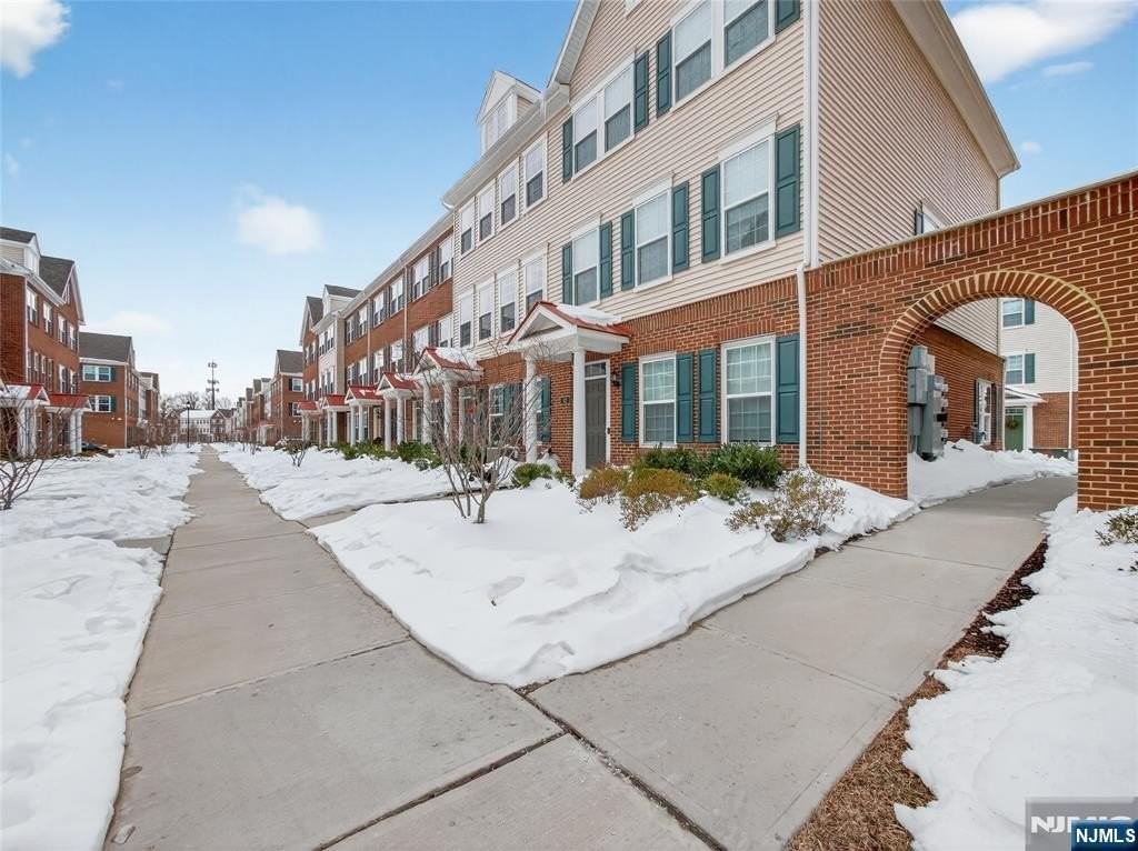 81 Landmark Ln - Photo 3 of 43