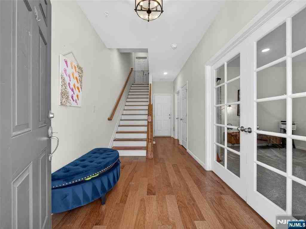 81 Landmark Ln - Photo 4 of 43