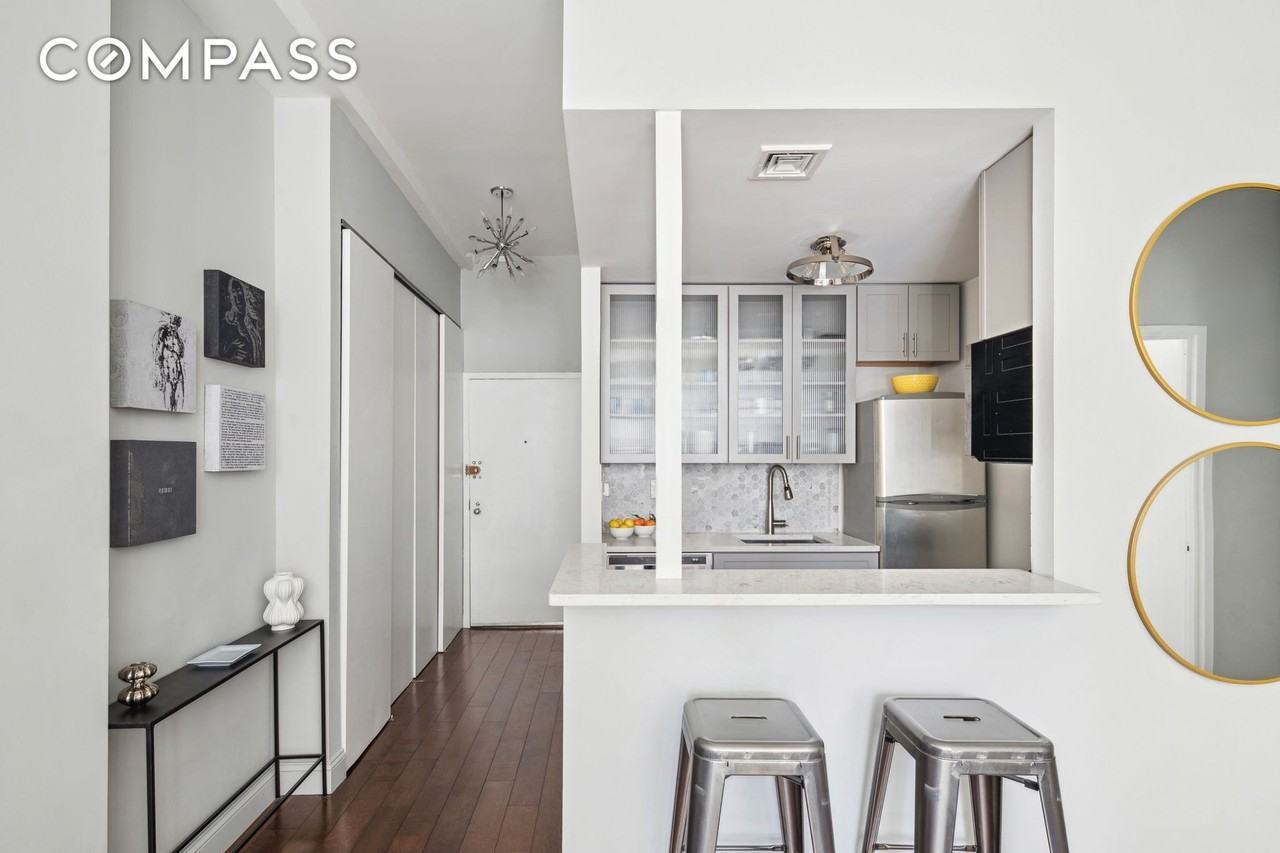 35 E 10th St #5A - Photo 6 of 7