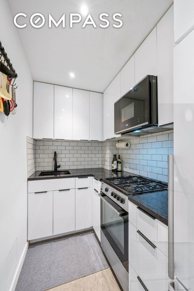 40 Sutton Pl #4E - Photo 3 of 6