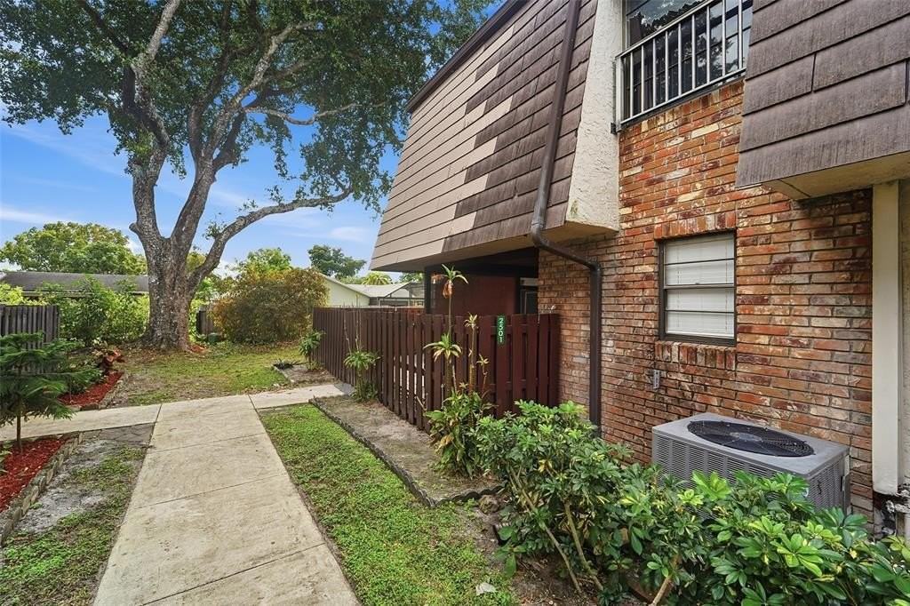 2501 Nw 99th Ave - Photo 2 of 25