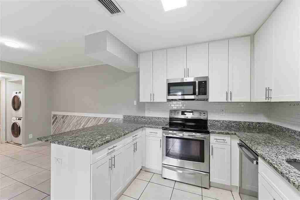 2501 Nw 99th Ave - Photo 4 of 25