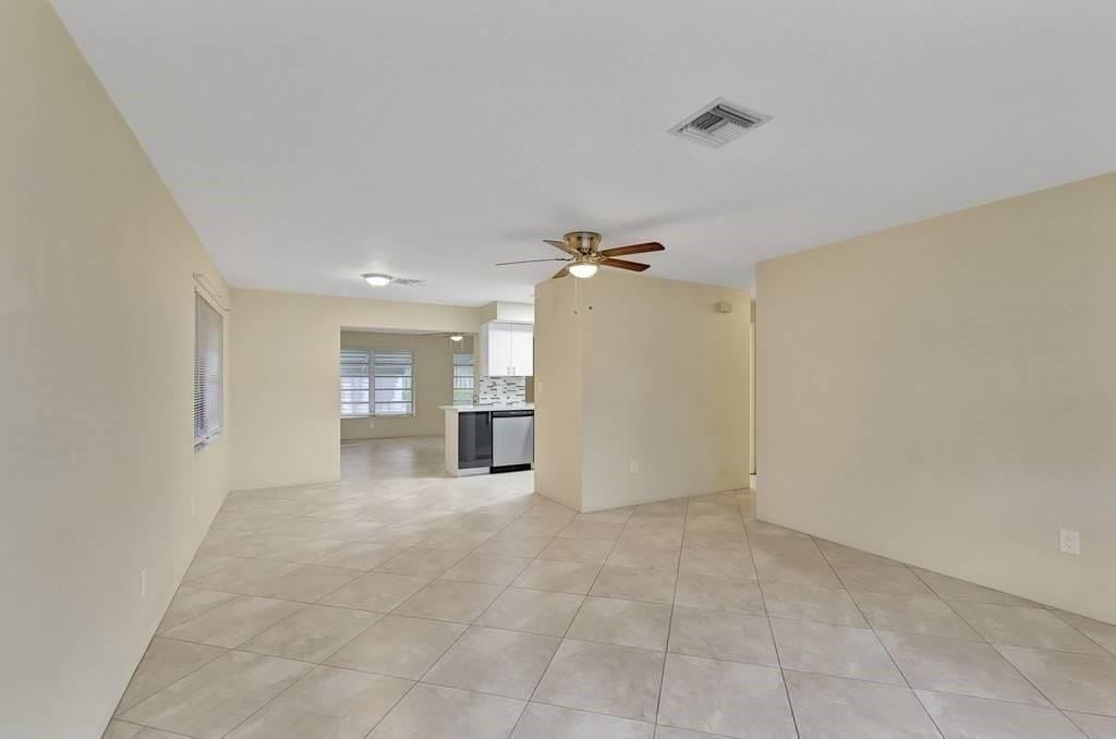 916 Ne 18th St - Photo 3 of 17