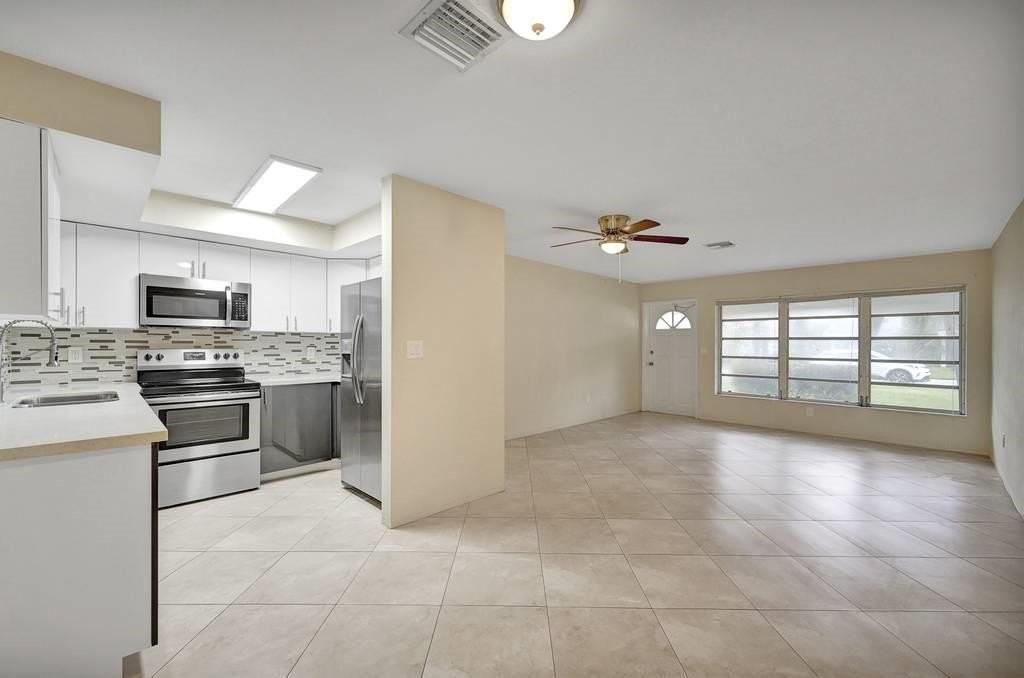 916 Ne 18th St - Photo 4 of 17