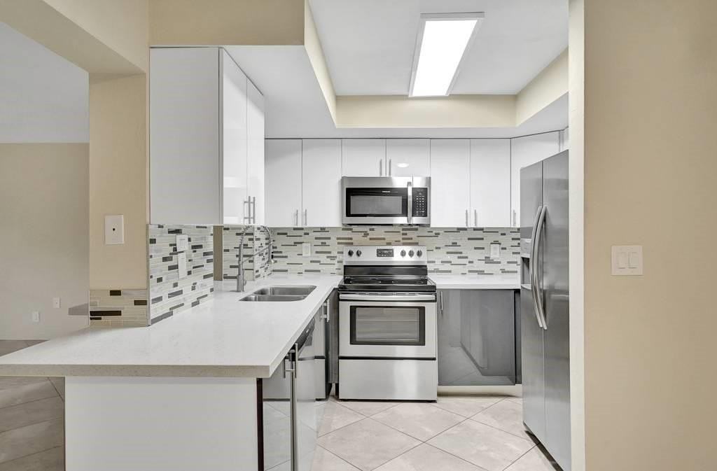 916 Ne 18th St - Photo 5 of 17