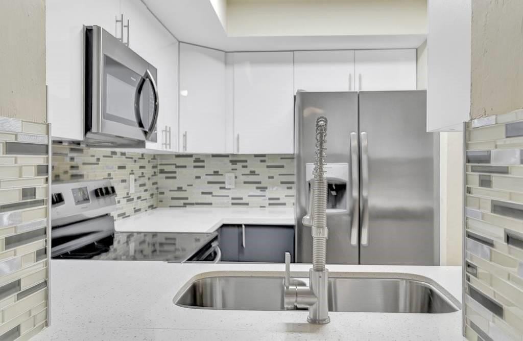 916 Ne 18th St - Photo 6 of 17