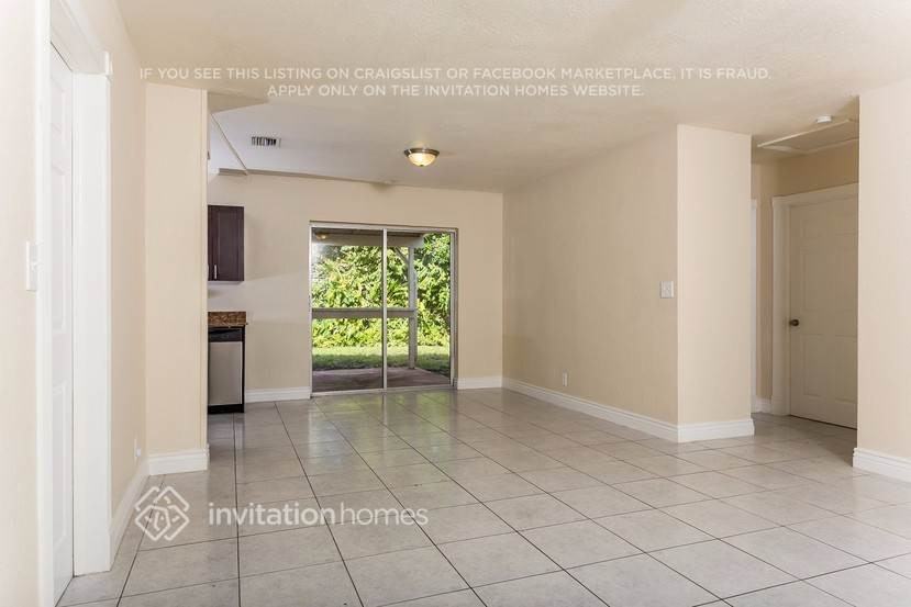 1443 Sw 10th St - Photo 3 of 15