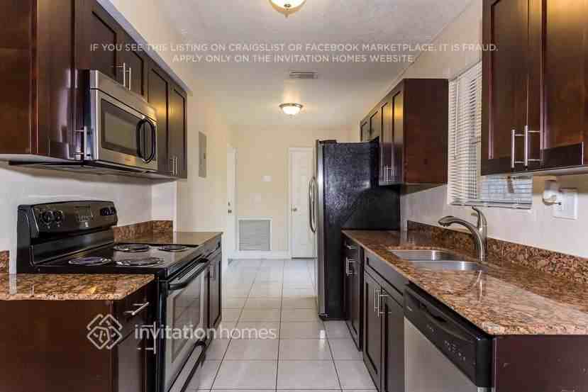 1443 Sw 10th St - Photo 4 of 15