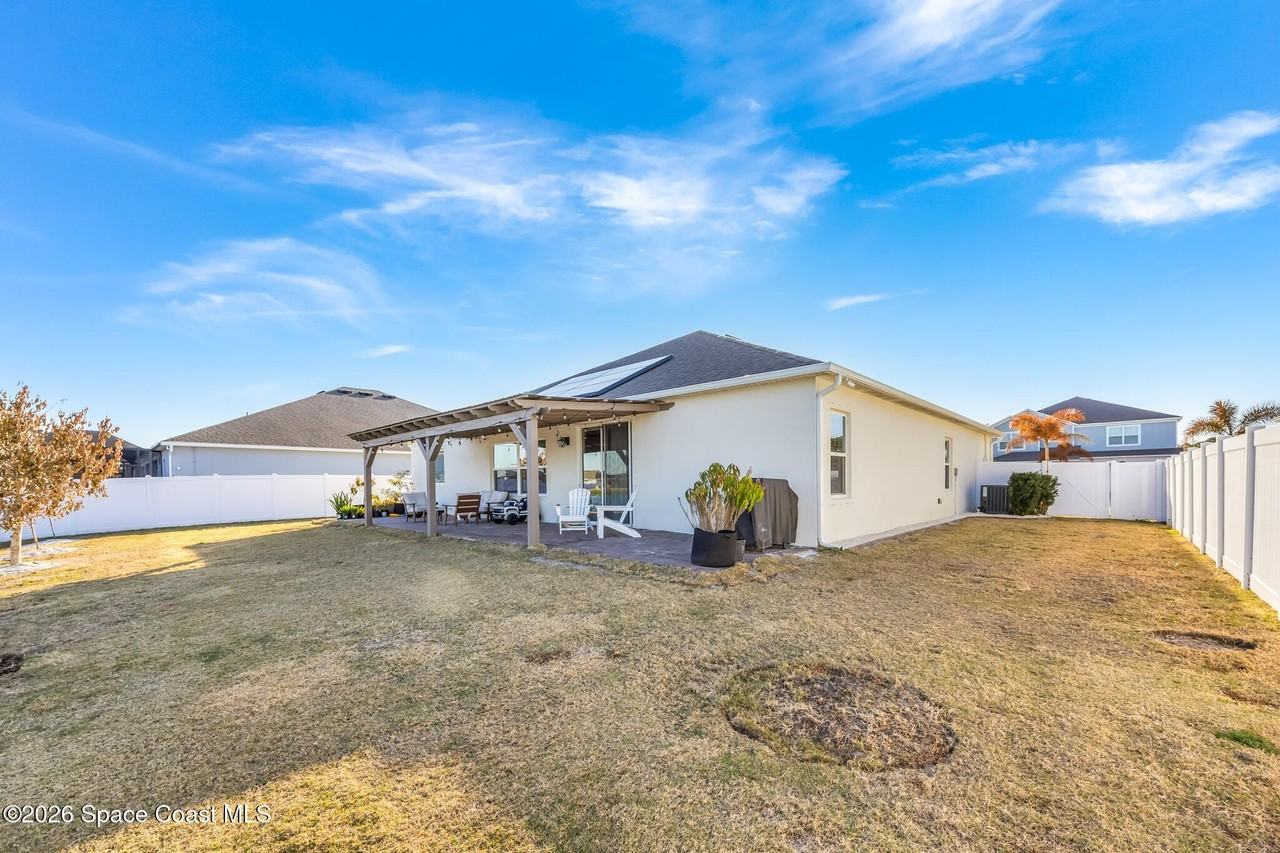 4793 Shannock Ave - Photo 7 of 33