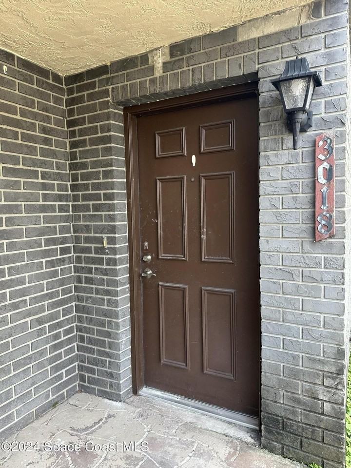 3018 Sir Hamilton Cir Unit 6 #6 - Photo 2 of 15