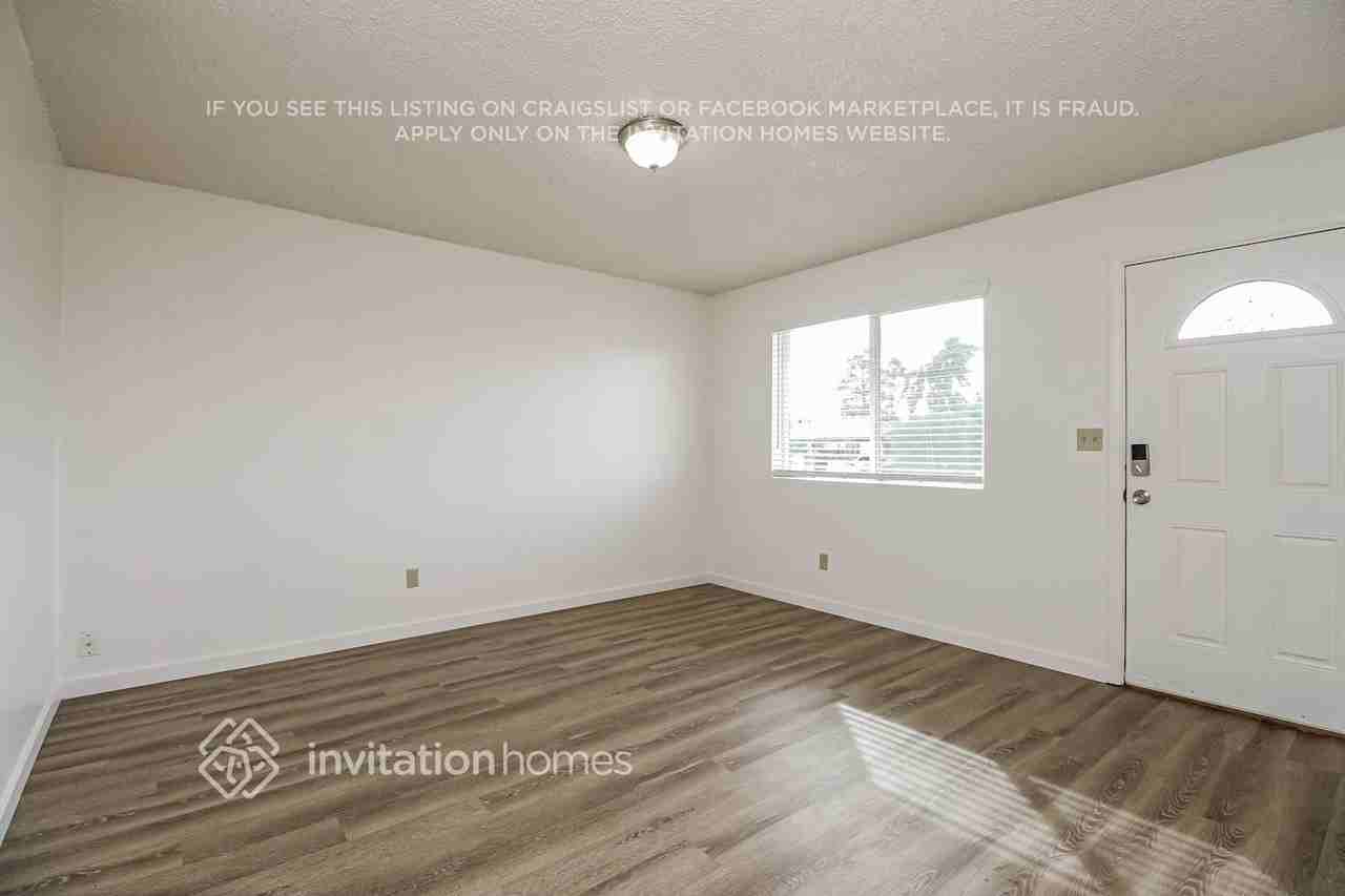 3716 E Beverly Ln - Photo 3 of 17