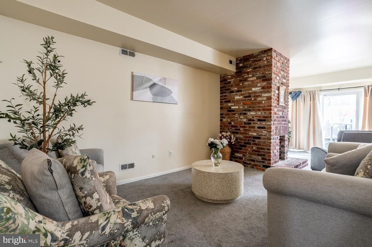 8 Dickenson Dr - Photo 3 of 29