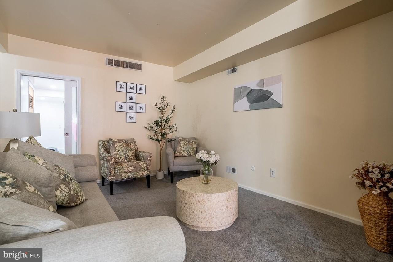 8 Dickenson Dr - Photo 5 of 29