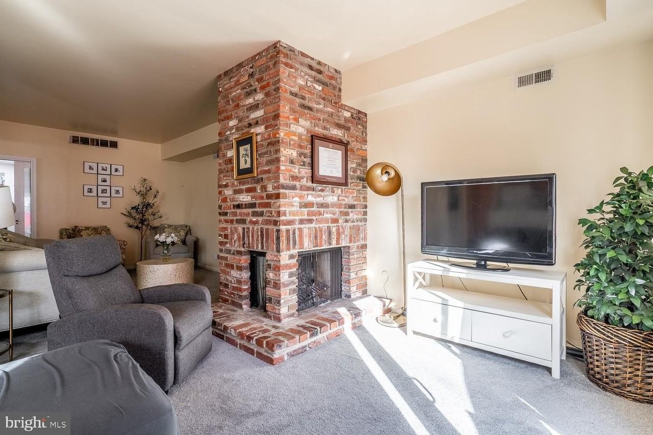 8 Dickenson Dr - Photo 6 of 29