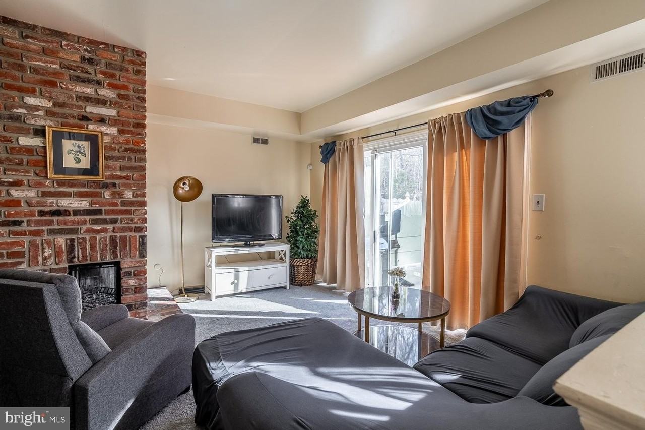 8 Dickenson Dr - Photo 7 of 29