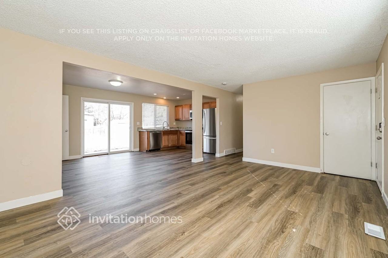 2881 S Olathe Ct - Photo 6 of 18