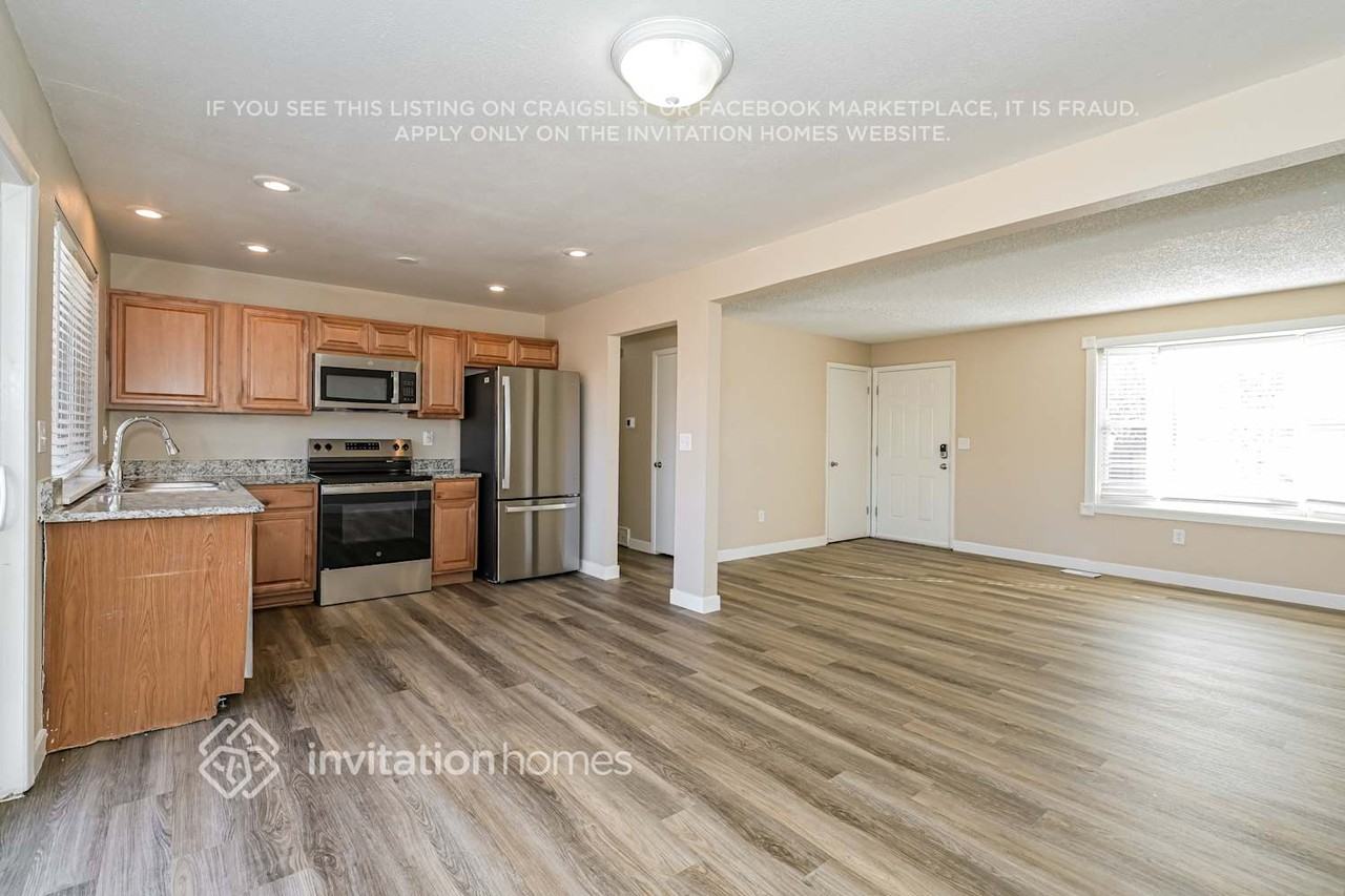 2881 S Olathe Ct - Photo 7 of 18