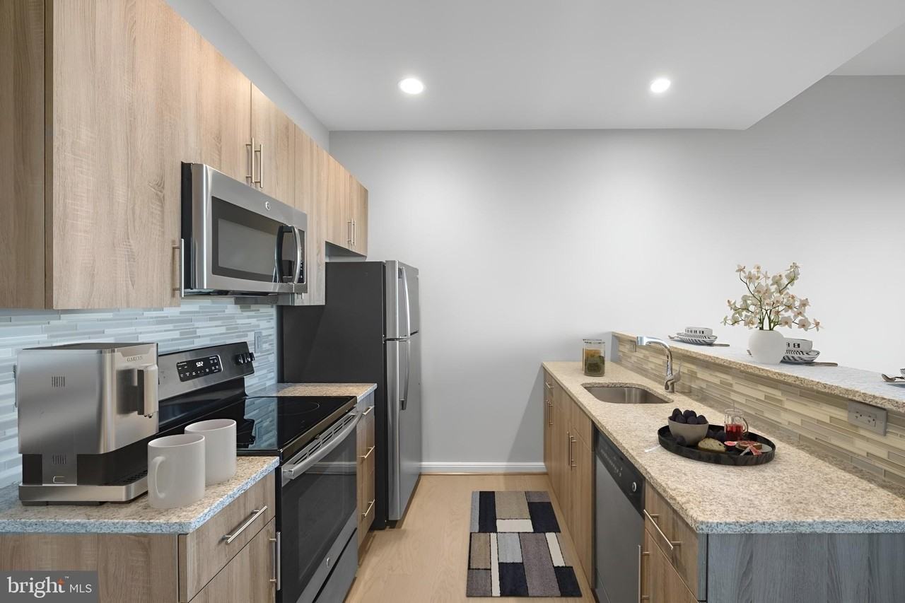 200 N 16th St Apt 1124 #1124 - Photo 3 of 50