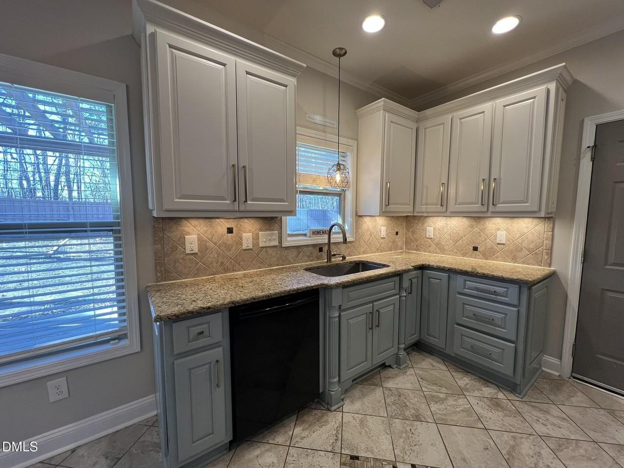 19 Eaton Dr - Photo 5 of 17