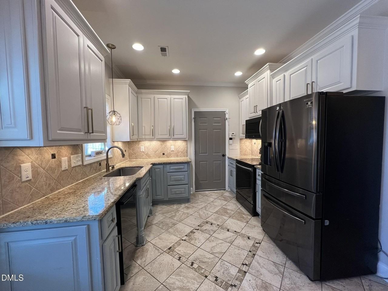 19 Eaton Dr - Photo 6 of 17