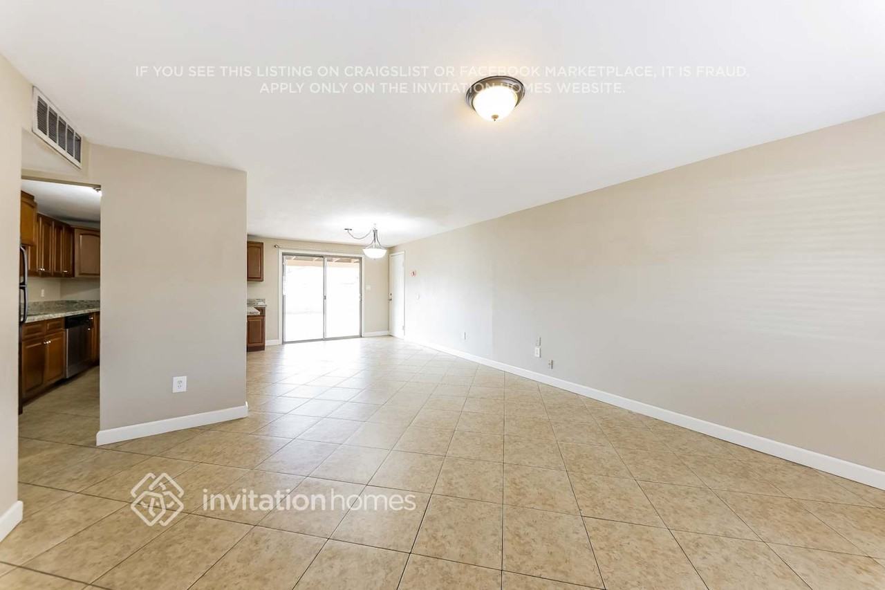3643 E Surrey Ave - Photo 3 of 17