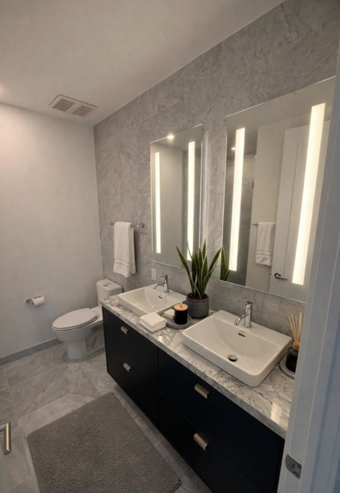 Spadina Ave. & Dundas St W - Photo 5 of 11