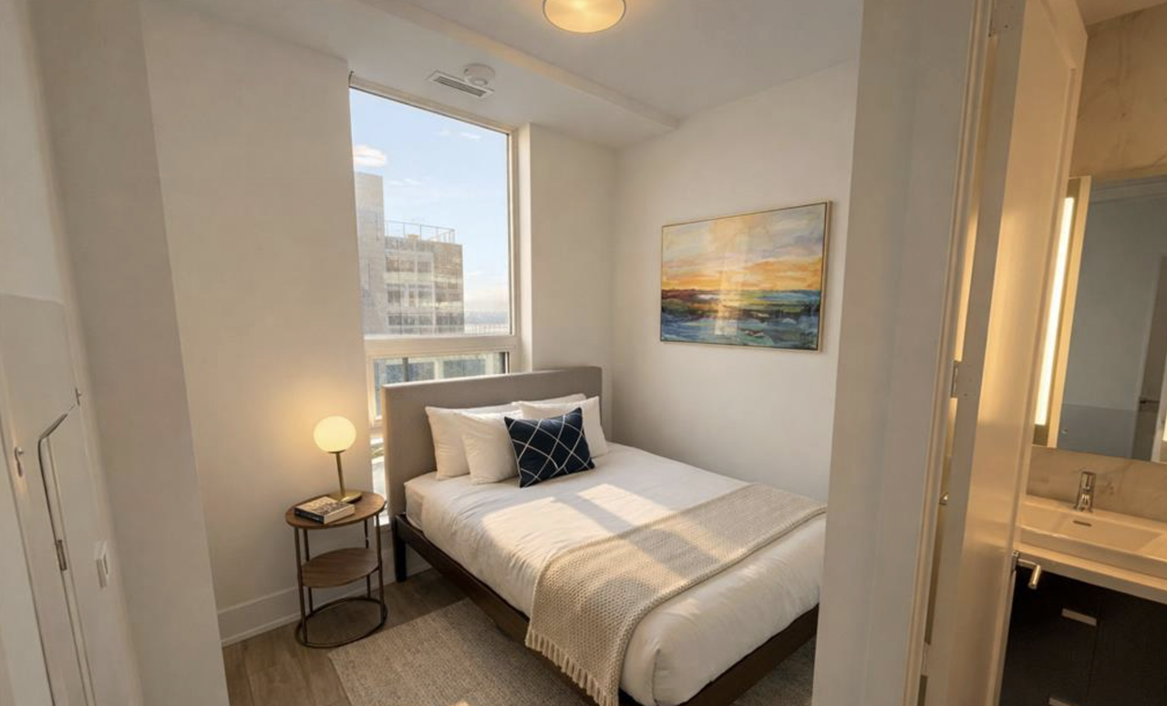 Spadina Ave. & Dundas St W - Photo 6 of 11