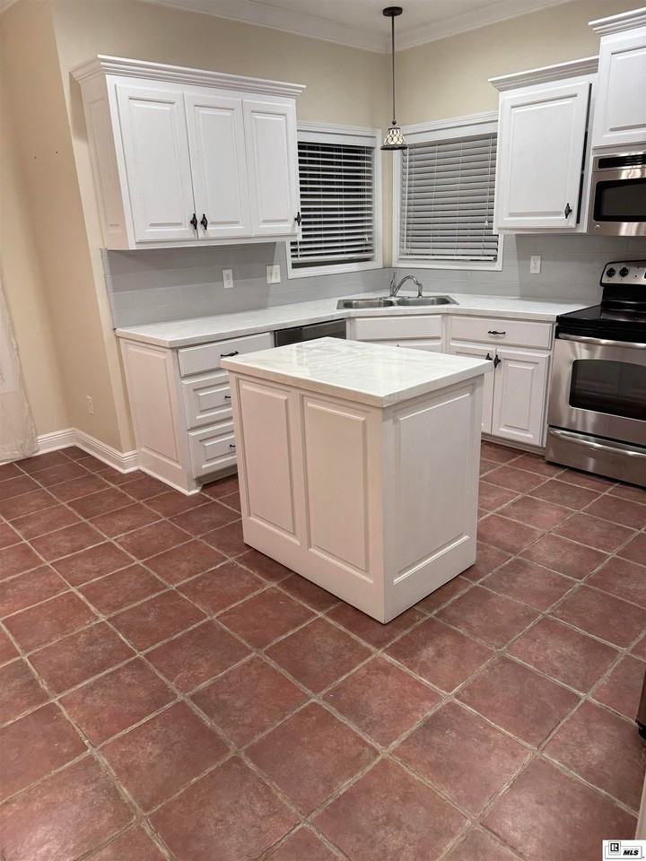 117 Carriage Way - Photo 2 of 14