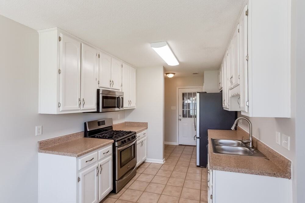 1110 Greenwich Dr - Photo 6 of 17