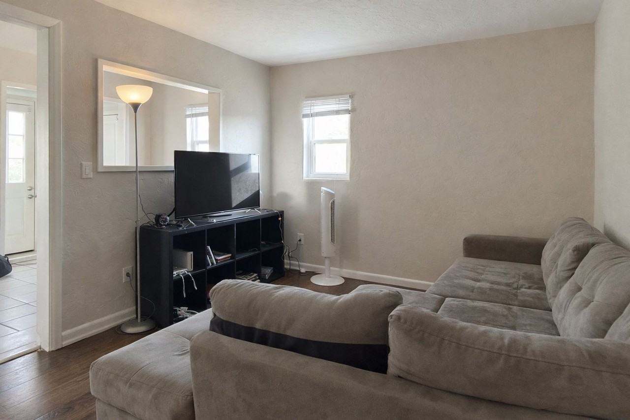 605 S Aurora Street - Photo 6 of 23