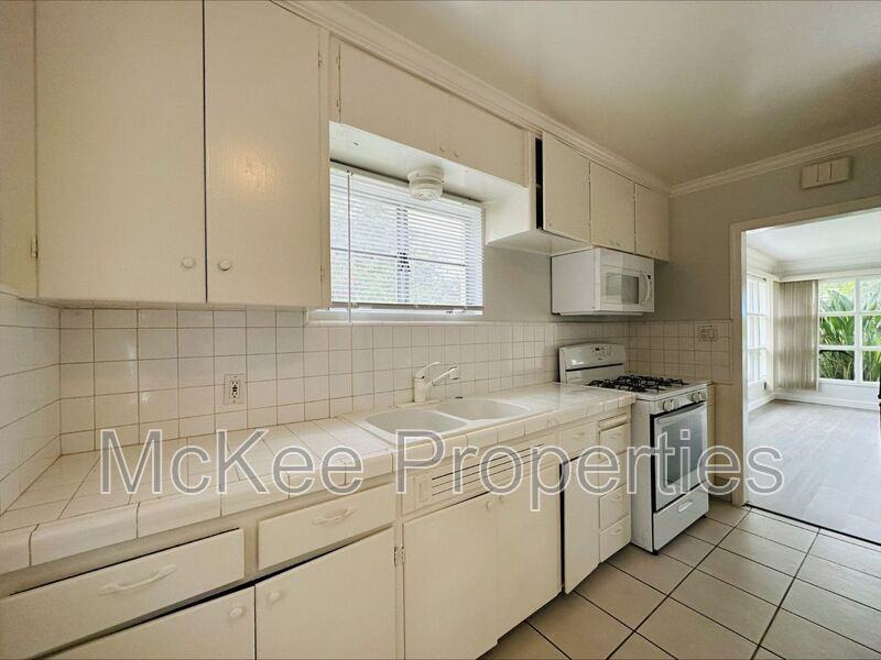 907 Hayes Ave #B - Photo 3 of 7