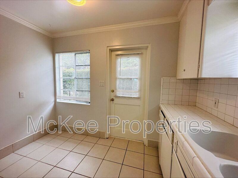 907 Hayes Ave #B - Photo 4 of 7