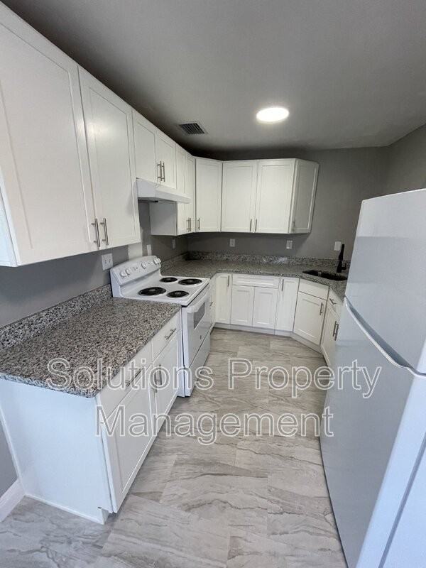 2466 Pepper Ave - Photo 3 of 11