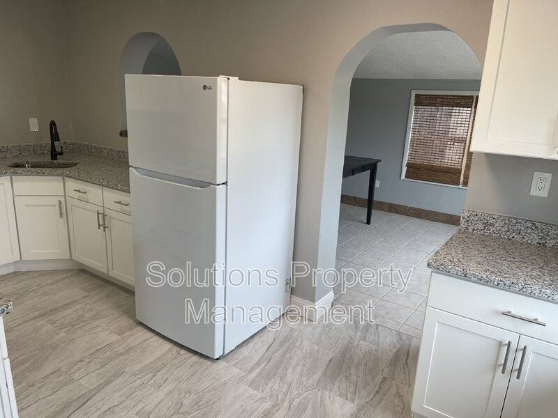 2466 Pepper Ave - Photo 4 of 11