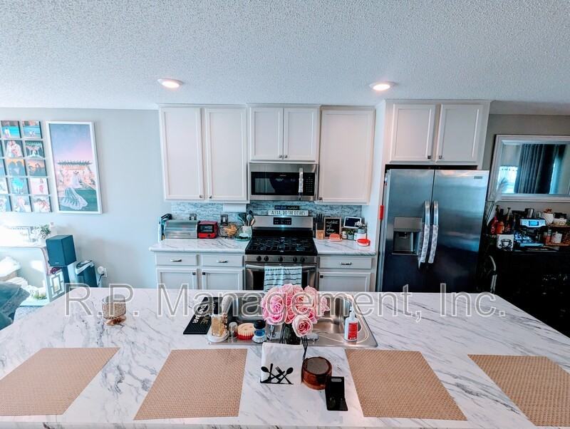 7557 Woods Edge Blvd - Photo 3 of 15