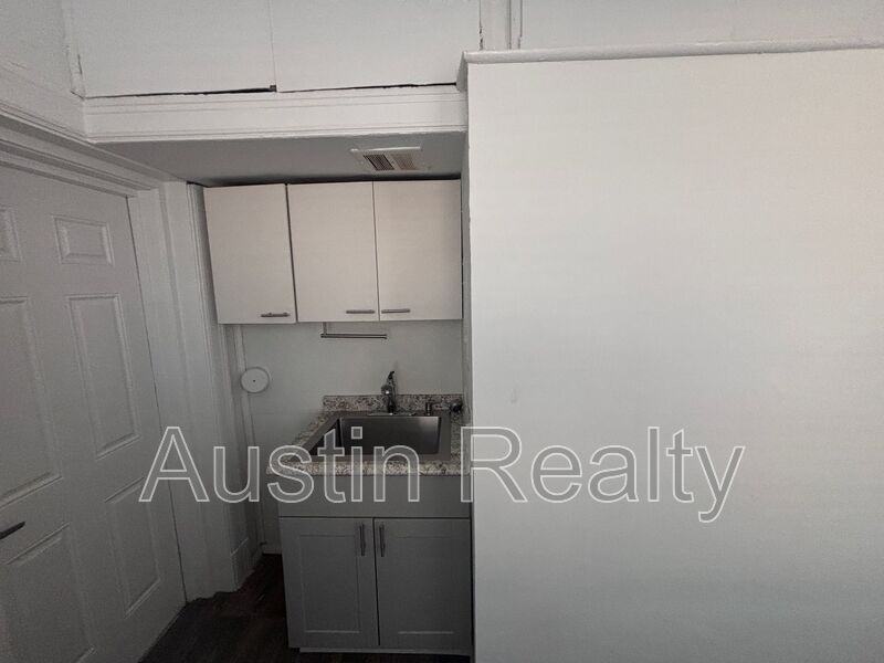 322 N Newstead Ave #2W - Photo 3 of 8