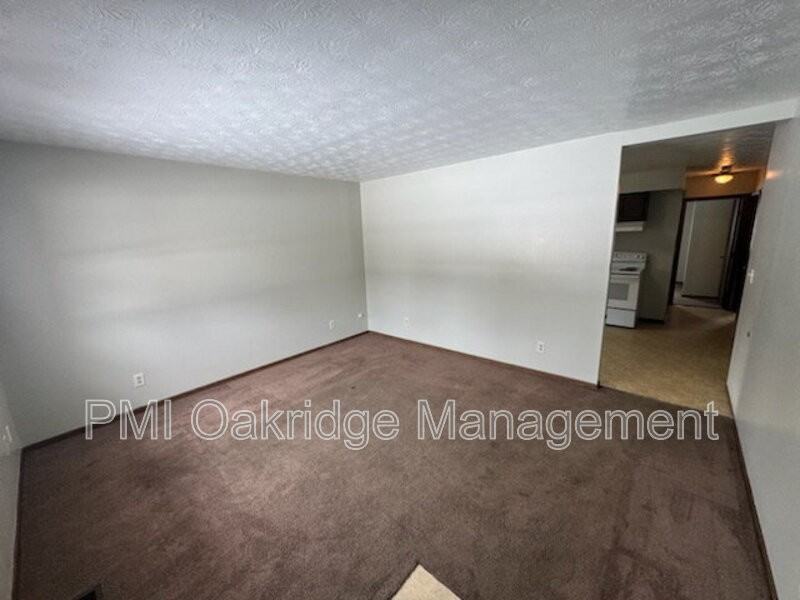 205 Debbie Dr - Photo 2 of 9