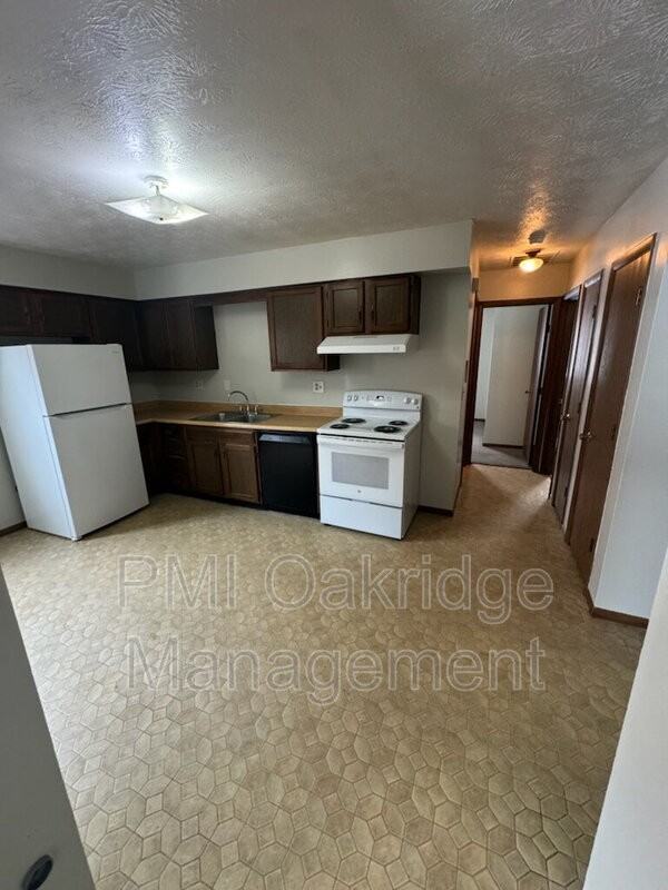 205 Debbie Dr - Photo 4 of 9