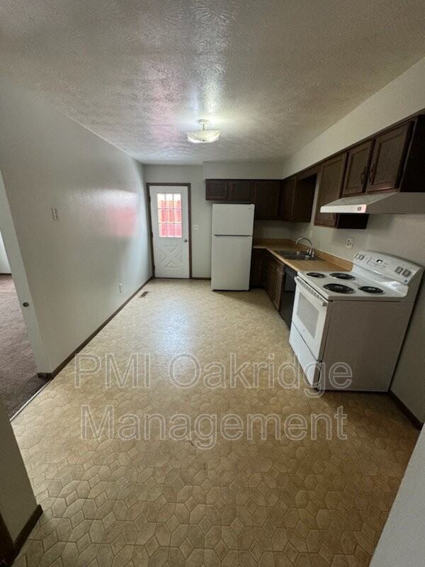 205 Debbie Dr - Photo 5 of 9