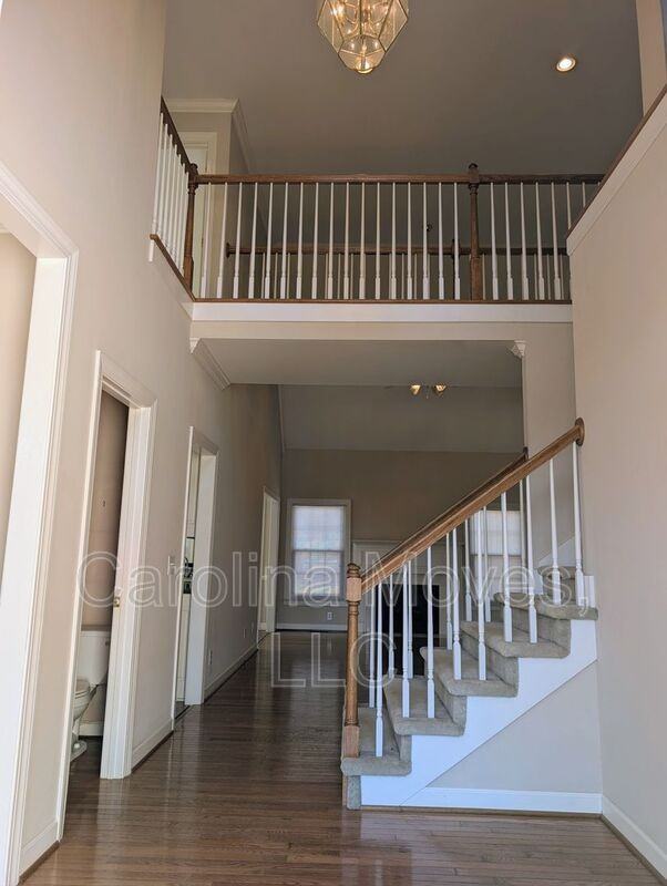 33 Meadow Springs Ln - Photo 2 of 20