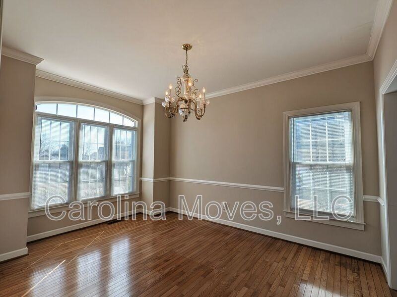 33 Meadow Springs Ln - Photo 3 of 20