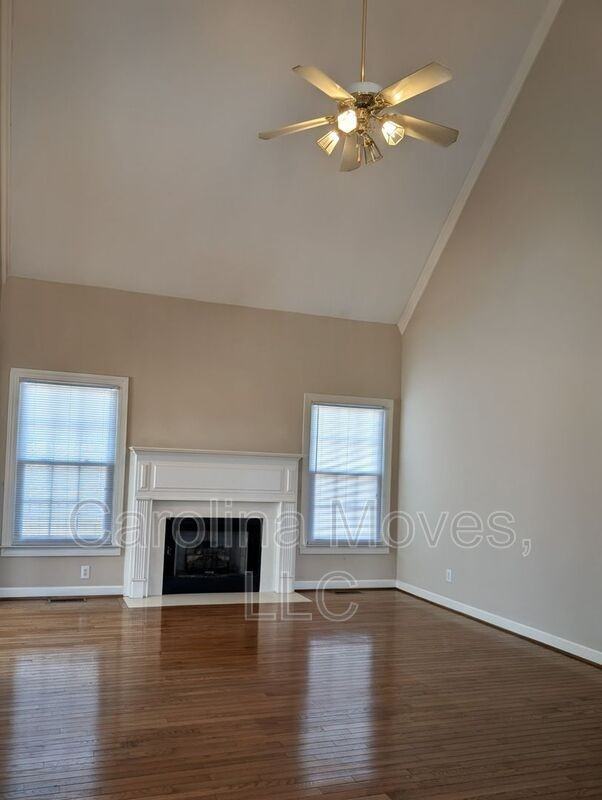 33 Meadow Springs Ln - Photo 4 of 20