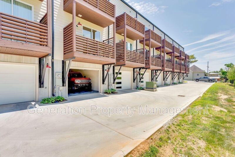 733 N Market St - Photo 5 of 30