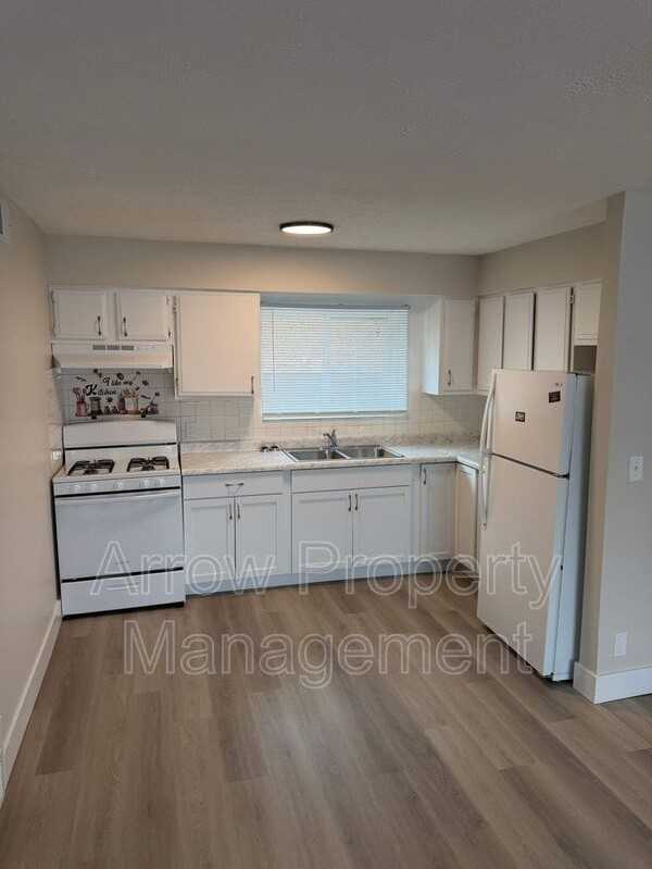 5702 S 13th St - Photo 3 of 17