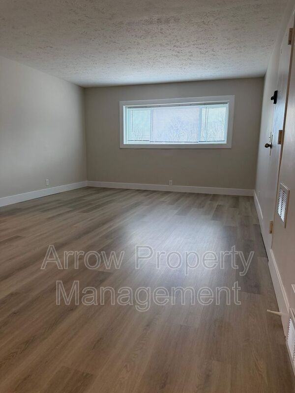 5702 S 13th St - Photo 4 of 17